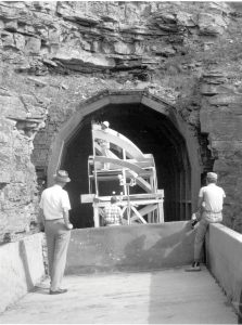 Transporting parts of the 140-foot telescope to Green Bank