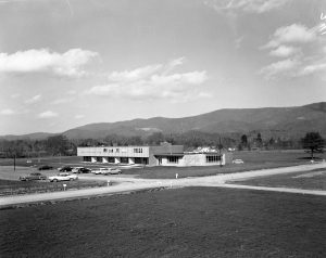 Building that housed a dormitory, cafeteria, and lounge for staff and visitors to Green Bank